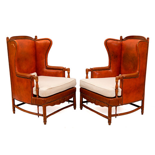 Sub.:33 - Lote: 310 -  Pareja de sillones orejeros de estilo colonial americano en cuero rojo y coj�n tapizado.