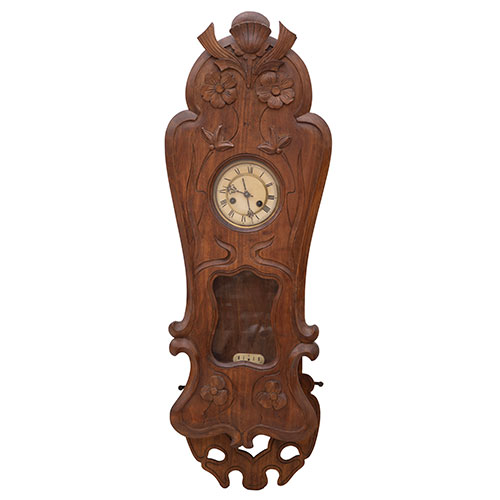 Sub.:33 - Lote: 1361 -  Reloj de pared modernista en madera tallada, con p�ndulo.