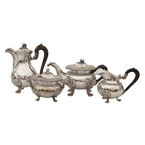 Sub.:33 - Lote: 261 -  Lote formado por cafetera, tetera, lechera y azucarero en metal plateado.