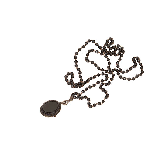 Sub.:33 - Lote: 1410 -  Collar con guardapelo en azabache.