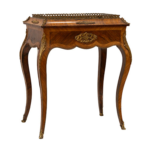 Sub.:33 - Lote: 219 -  Mesa jardinera francesa de estilo Luis XV en maderas de palisandro y palo rosa con patas Galbe y aplicaciones de bronce dorado