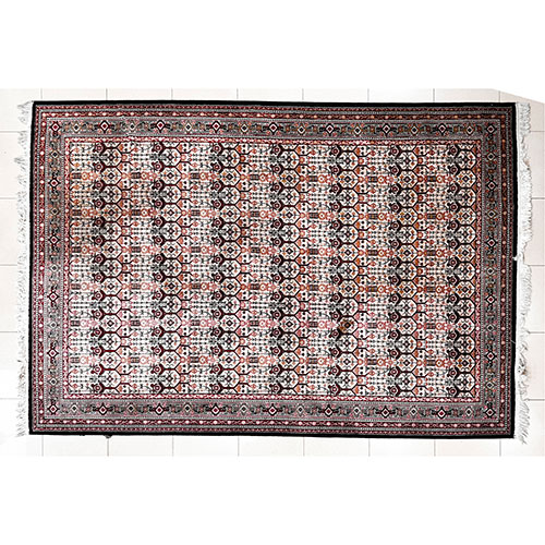 Sub.:33 - Lote: 1455 -  Alfombra en lana en tonos negros y rojos con flecos