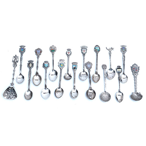Sub.:33 - Lote: 307 -  Diecisiete cucharillas de colecci�n en plata y esmalte.