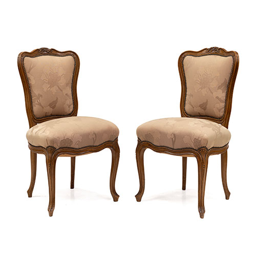 Sub.:33 - Lote: 1444 -  Pareja de sillas estilo Luis XV en madera de nogal.