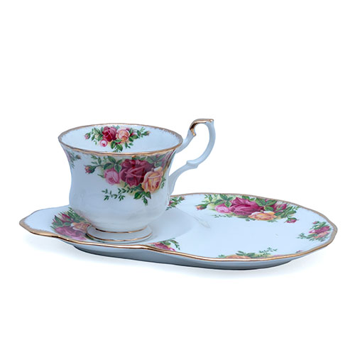 Sub.:33 - Lote: 1315 -  Taza con bandeja Old country roses Royal Albert , Inglaterra.
