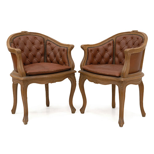 Sub.:33 - Lote: 240 -  Pareja de butacas estilo Luis XV en madera tallada y cuero rojo capiton� con asientos de rejilla, una rota.