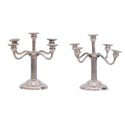 Sub.:33 - Lote: 1377 -  Pareja de candelabros de cinco luces con fustes estriados en plata Falta en un brazo