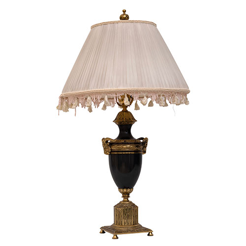 Sub.:33 - Lote: 1367 -  L�mpara de sobremesa en bronce dorado y pavonado de estilo Luis XVI.