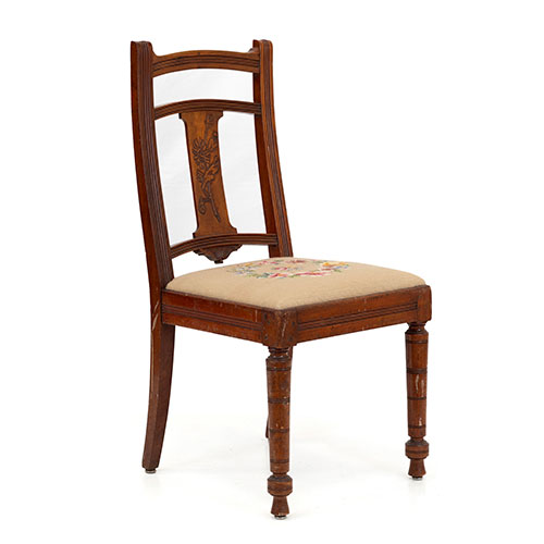 Sub.:33 - Lote: 247 -  Silla en madera de caoba tallada y torneada con tapicer�a petit point 1900