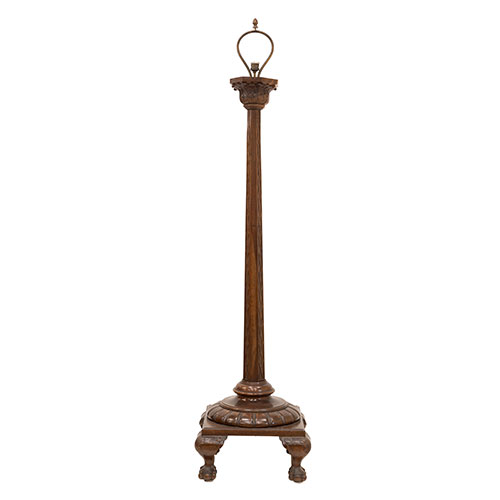 Sub.:33 - Lote: 263 -  L�mpara de pie en madera con fuste, capitel y basa tallados .Apoya sobre cuatro pies de garra