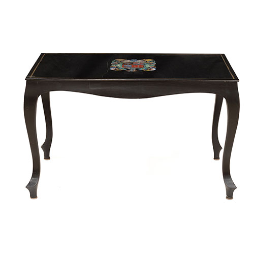 Sub.:33 - Lote: 1310 -  Mesa de centro baja en madera ebonizada decorada con escudo.