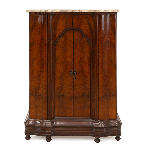 Sub.:33 - Lote: 1338 -  Mueble bar en madera de nogal con tapa de m�rmol.