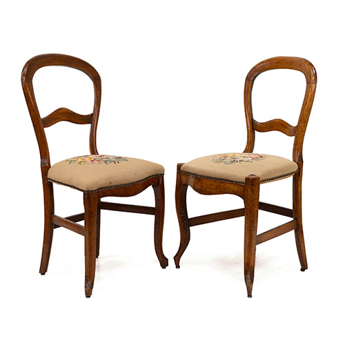 Sub.:33 - Lote: 293 -  Pareja de sillas isabelinas con respaldo curvo y tapier�a petit point.