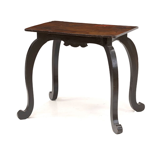 Sub.:33 - Lote: 1265A -  Mesita auxiliar con patas curvas.