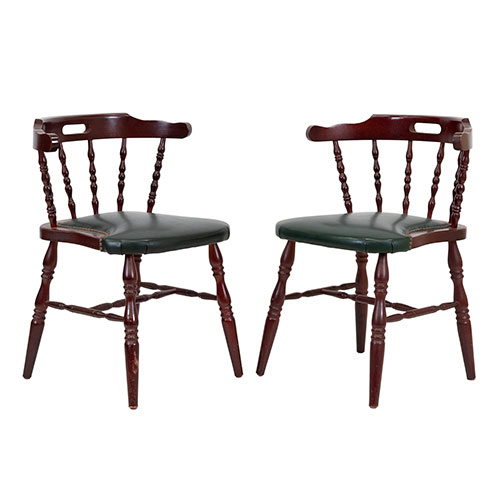 Sub.:33 - Lote: 1311 -  Pareja de sillas en madera con respaldo y patas torneadas tapicer�a verde de cuero.