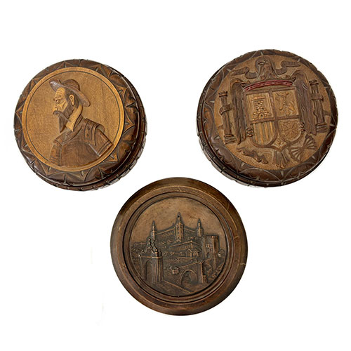 Sub.:33 - Lote: 1345 -  Tres cajas en madera tallada con diversas escenas, el Alc�zar, Escudo y Quijote