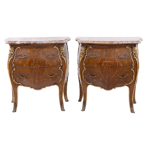 Sub.:33 - Lote: 1379 -  Pareja de peque�as c�modas panzudas estilo Luis XV con marqueter�a de temas florales y talla dorada