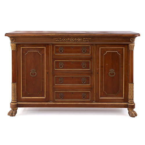 Sub.:33 - Lote: 1416 -  Aparador estilo Fernandino de dos puertas y cuatro cajones en madera tallada y dorada