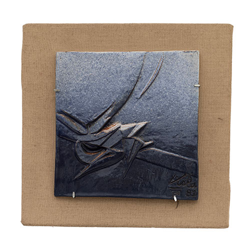 Sub.:33 - Lote: 1302 - MANUEL VIOLA (Zaragoza, 1916-San Lorenzo del Escorial, 1987) Cer�mica con relieve vidriada en azules,firmada Viola y fechada 81 sello Geom -C geometr�a cer�mica Viola 81