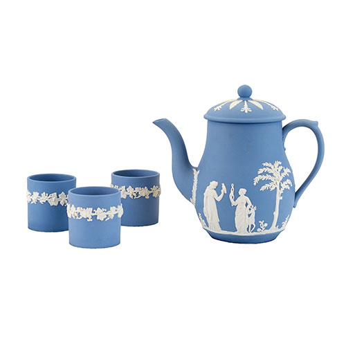 Sub.:33 - Lote: 1405 -  Tetera en porcelana de Wedgwood con tres tacitas.