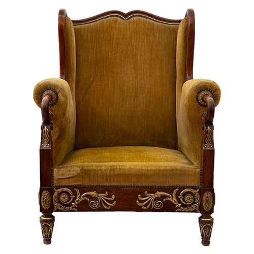 Sub.:33 - Lote: 257 -  Orejero en caoba tallada y dorada de estilo Fernandino .Los brazos representan cabezas de aves. Simon Loscertales. A�os 50