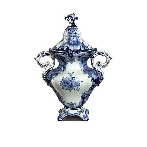 Sub.:33 - Lote: 267 -  Jarr�n con dos asas y tapa en cer�mica pintada en blanco y azul