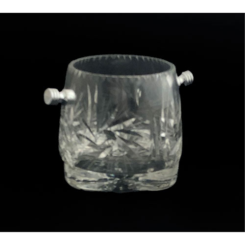 Sub.:33 - Lote: 1473 -  Hielera en cristal tallado con base triangular.