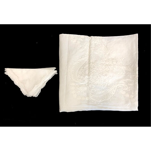 Sub.:33 - Lote: 232 -  Mantel redondo Nipi con bordados.