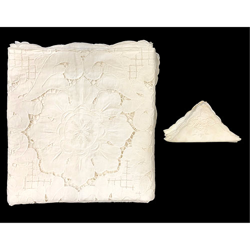 Sub.:33 - Lote: 231 -  Mantel en hilo con bordados con seis servilletas.