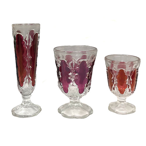 Sub.:33 - Lote: 1471 -  Cristaler�a en vidrio prensado de 36 piezas: 12 copas de agua moradas, 12 de vino rojas y 12 de champ�n moradas.