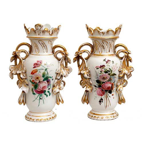Sub.:34 - Lote: 190 -  Pareja de jarrones en porcelana con escenas florales centrales. Roturas.