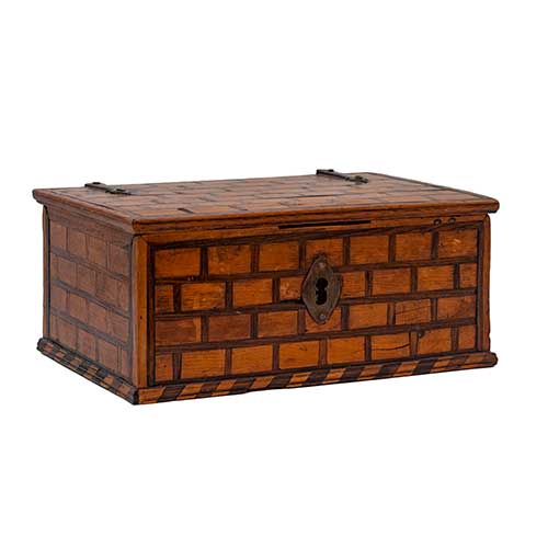 Sub.:34 - Lote: 150 -  Arqueta en madera de nogal con taracea y guarniciones de hierro forjado