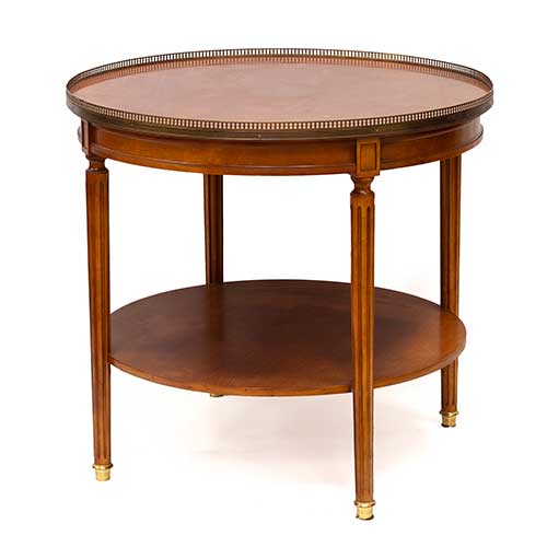 Sub.:34 - Lote: 327 -  Velador circular estilo Luis XVI en madera patinada con barandilla calada.