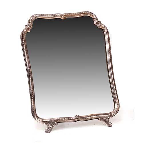 Sub.:34 - Lote: 345 -  Espejo de mesa en metal plateado.