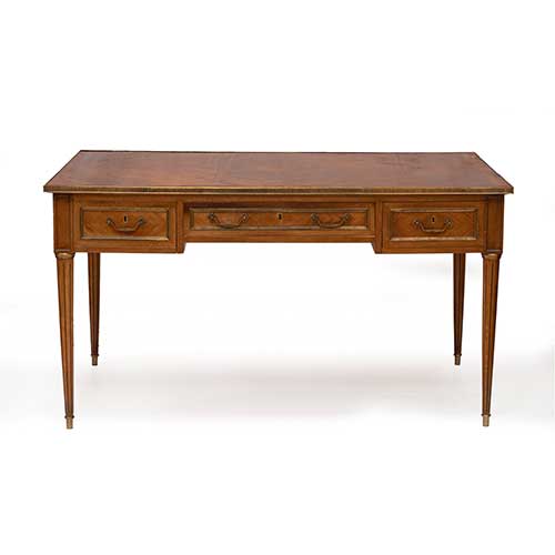 Sub.:34 - Lote: 270 -  Elegante mesa de despacho estilo Luis XVI con tapa en madera y aplicaciones en bronce.