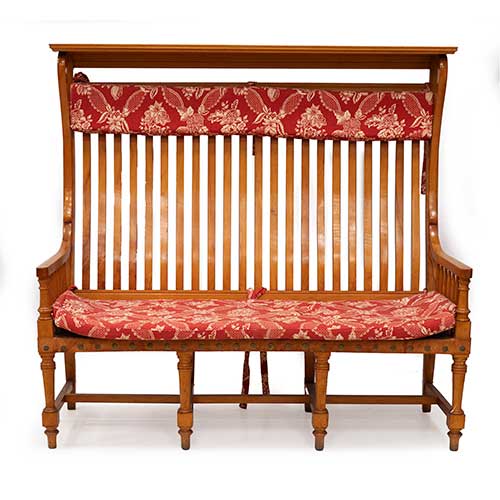 Sub.:34 - Lote: 134 -  Canap� en madera de cerezo respaldo alto y asiento de cuero