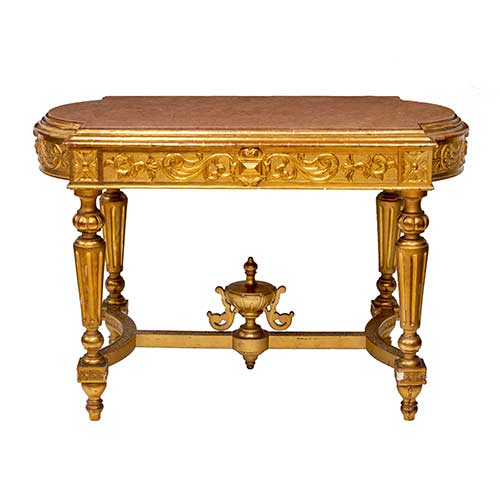 Sub.:34 - Lote: 141 -  Mesa de centro estilo Luis XVI en madera dorada y tallada con chambrana y copa