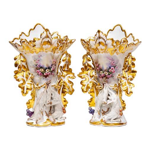 Sub.:34 - Lote: 163 -  Pareja de jarrones Viejo Par�s con relieves de escenas de caza en biscuit y porcelana