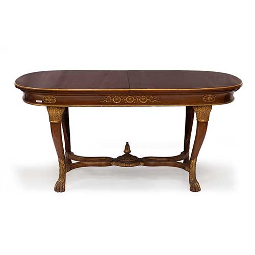 Sub.:34 - Lote: 195 -  Mesa de comedor extensible en madera de nogal y dorada con patas de garra