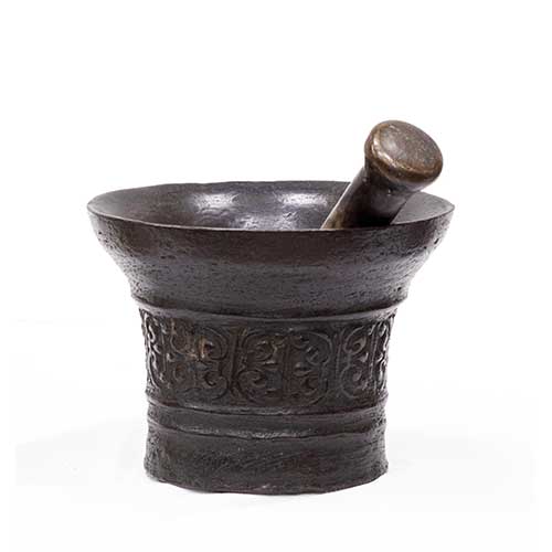 Sub.:34 - Lote: 158 -  Almirez de farmacia en bronce fechado en 1658 con greca cincelada en cintura