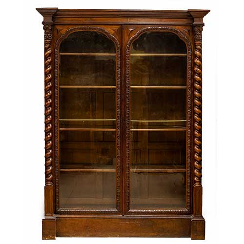 Sub.:34 - Lote: 220 -  Vitrina alfonsina en madera de nogal con dos puertas acristaladas flanqueadas por dos columnas salom�nicas.