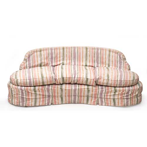 Sub.:34 - Lote: 208 -  Sof� con forma de ri��n tapicer�a de rayas.