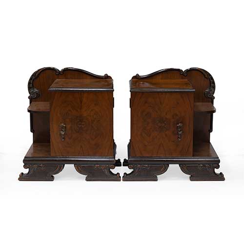 Sub.:34 - Lote: 209 -  Pareja de mesillas con puerta y baldas en madera de nogal