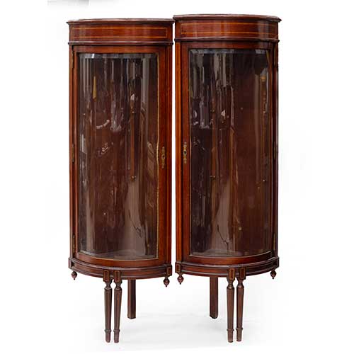 Sub.:34 - Lote: 288 -  Pareja de vitrinas rinconeras en caoba con filete de limoncillo