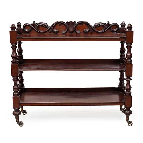 Sub.:34 - Lote: 347 -  Aparador ingles de tres baldas en caoba torneada con ruedas. Siglo XIX