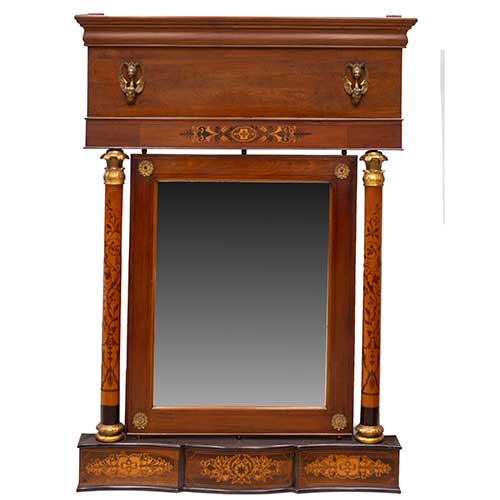 Sub.:34 - Lote: 301 -  Espejo del siglo XIX en caoba con marqueter�a con dos columnas en los laterales rematadas por capiteles de madera tallada y dorada.