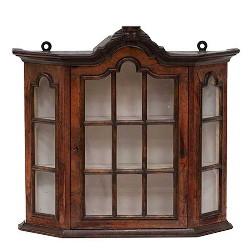 Sub.:34 - Lote: 303 -  Peque�a vitrina en madera