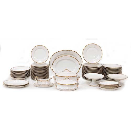 Sub.:34 - Lote: 223 -  Vajilla en porcelana blanca y oro Comte D�Artois Limoges compuesta por 79 piezas: 1 sopera, 1 legumbrera, 2 fruteros, 1 ensaladera, 1 salsera, 4 fuentes ovaladas, 1 fuente redonda, 4 rabaneras, 10 platos hondos, 34 llanos y 20 de postre