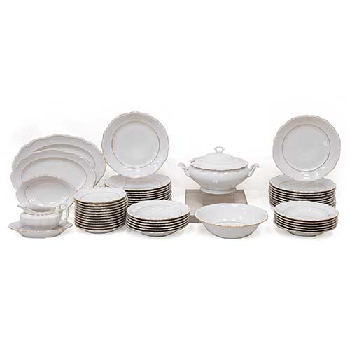 Sub.:34 - Lote: 256 -  Vajilla en porcelana blanca y oro con marca 