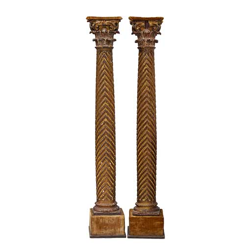Sub.:34 - Lote: 300 -  Pareja de columnas en madera tallada dorada y policromada con fuste estriado y capiteles corintios S. XVI